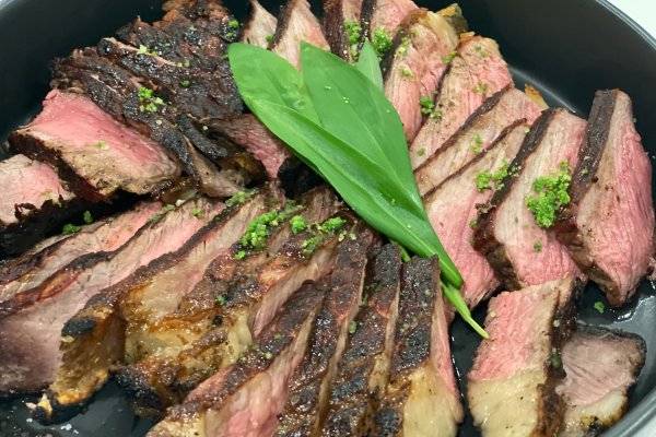 Steak verfeinert mit selbstgemachten Bärlauchpesto
